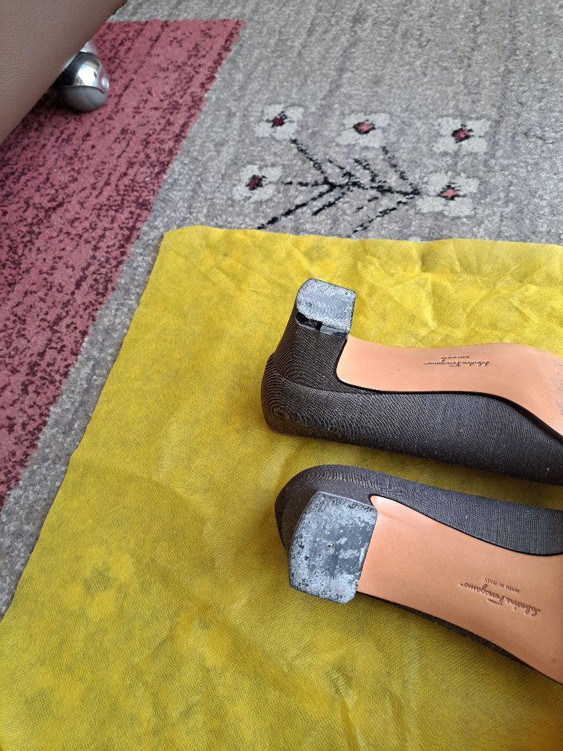 美品　フェラガモ　グレー×黒　６D