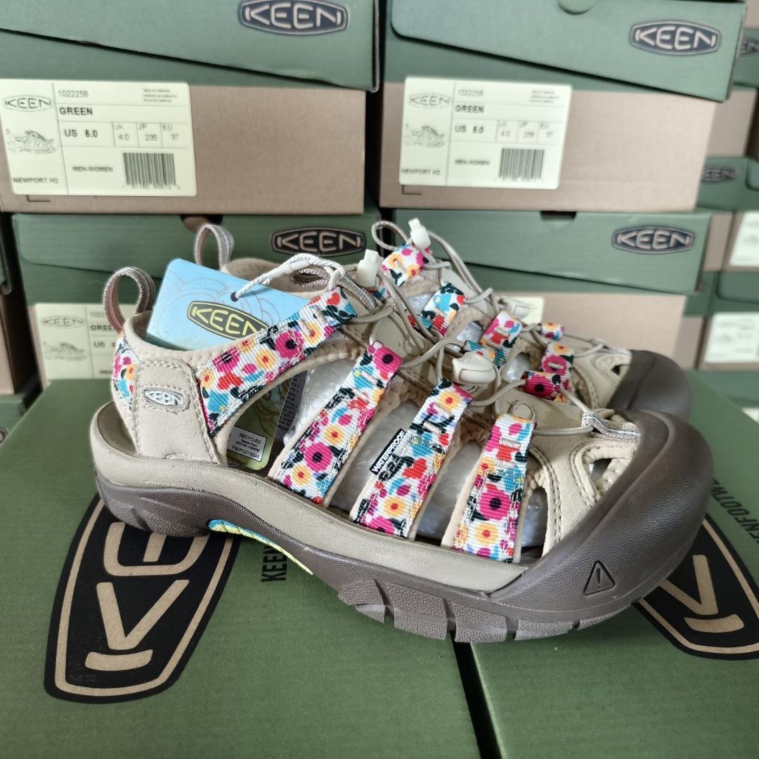 KEEN 24CMアウトドアサンダル フラワーパターンアウトドアシューズ
