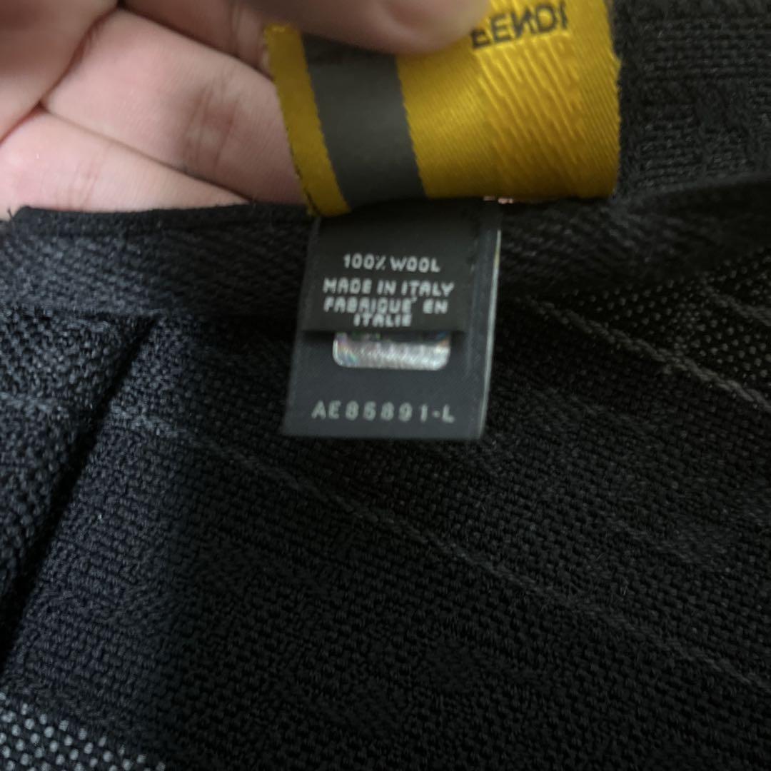 FENDI ブラック ロゴマフラー フリンジ付き