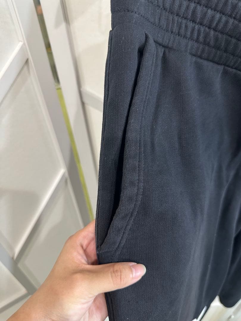 GIVENCHY 刺繍ロゴ入り黒ショートパンツ