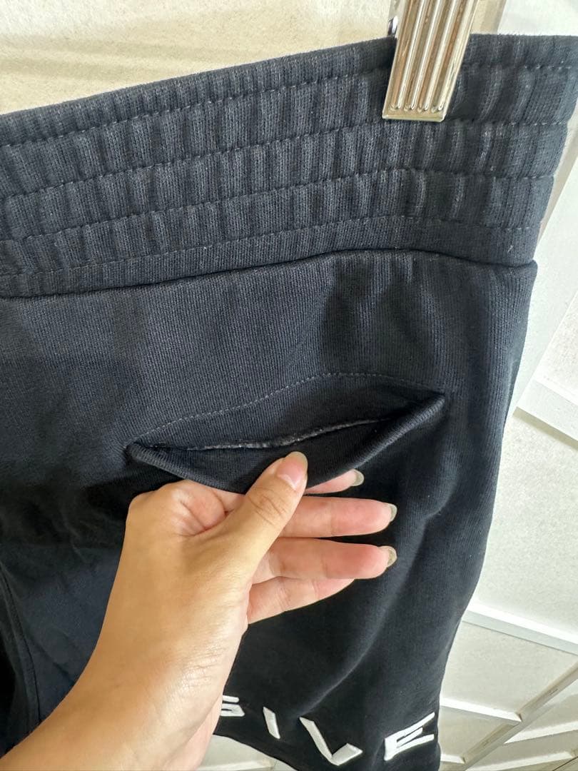 GIVENCHY 刺繍ロゴ入り黒ショートパンツ