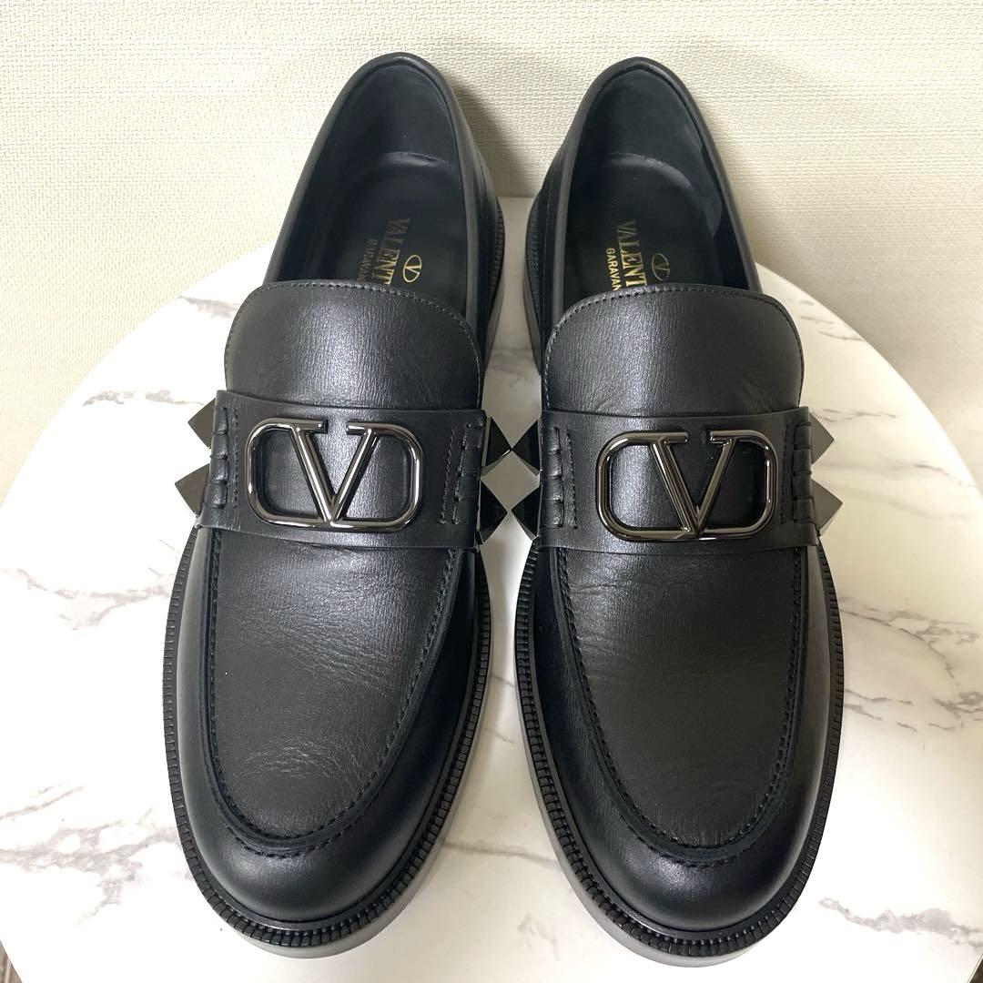新品　メンズ　VALENTINO 44 ローファー　Vロゴ　ロックスタッズ 黒
