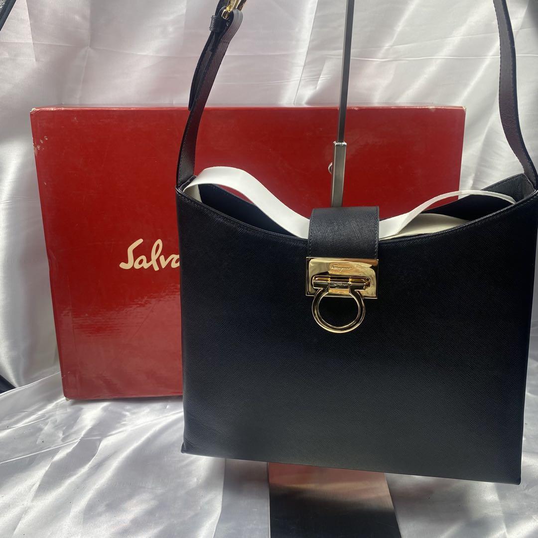 極美品　Ferragamo フェラガモ　レザー　ショルダーバッグ