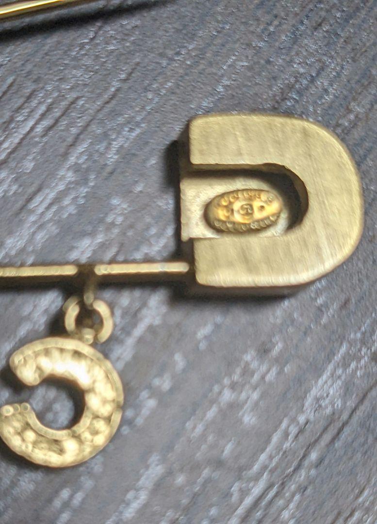 CHANEL ブローチ　ゴールド　ストーン安全ピン型チャーム