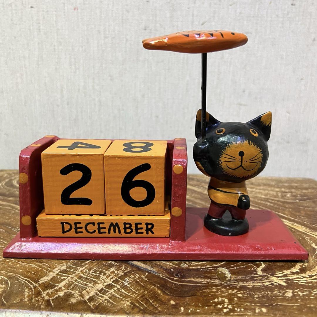 魚を獲った黒猫さんの万年カレンダー 赤 バリ雑貨 猫雑貨 バリ島 卓上カレンダー
