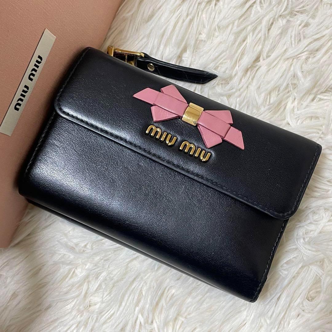 SALEで更にお買得 美品✨ミュウミュウ 2つ折り財布 黒×ピンク 金具 リボン コンパクト 小物