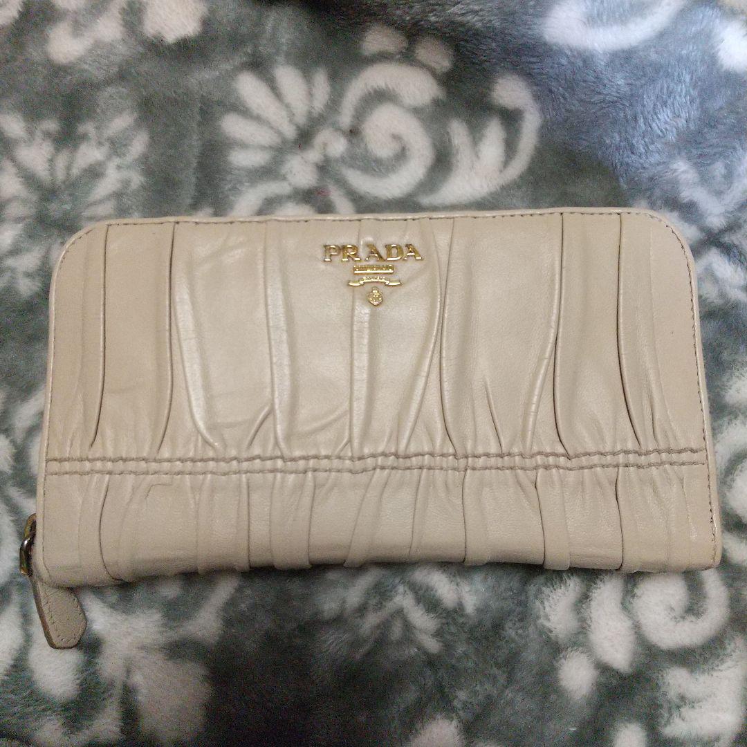 PRADA プリーツデザイン 長財布 ベージュ PRADA プリーツデザイン 長財布 ベージュ - メルカリ