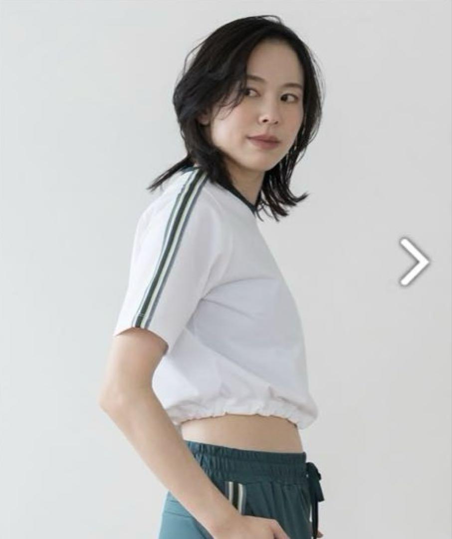 SUKALA ブラトップ付きラインクロップドTee オフホワイト　新品　Tシャツ