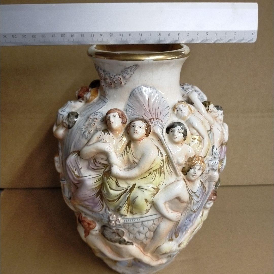 R.CAPODIMONTE　イタリア製 多色陶器の女性像浮彫り花瓶