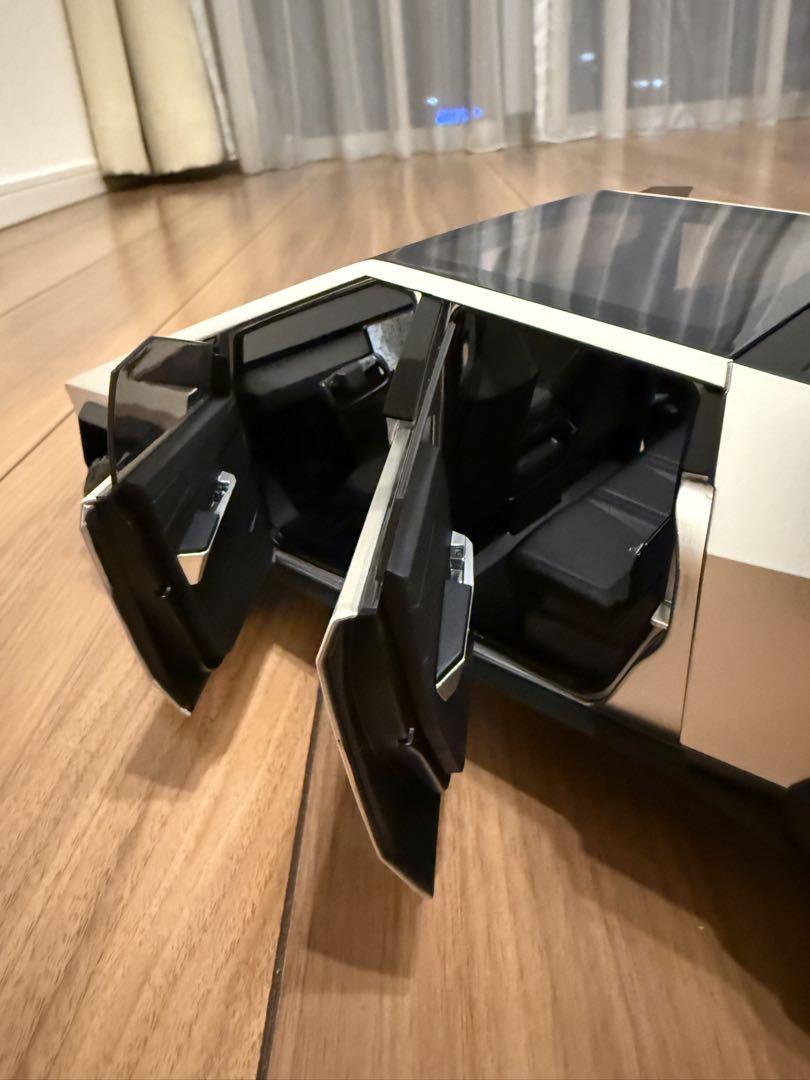 Tesla Cybertruck 1:18スケールダイキャスト