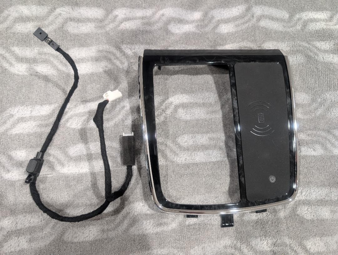 アルファード ヴェルファイア 30系 センタートレイ 一体型 ワイヤレス充電器目立った傷や汚れなし