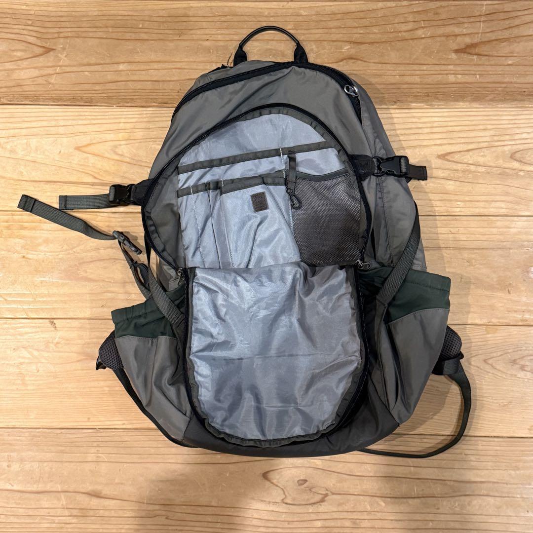 グレー バックパック メッシュパッド付き 28L - メルカリ