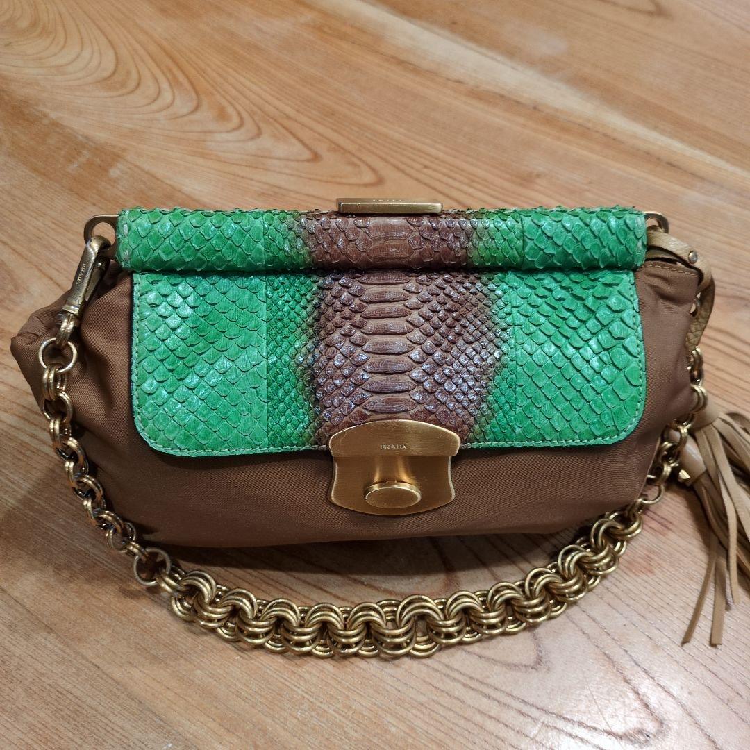プラダパイソンタッセルチェーンショルダーPRADAバックグリーン目立った傷や汚れなし