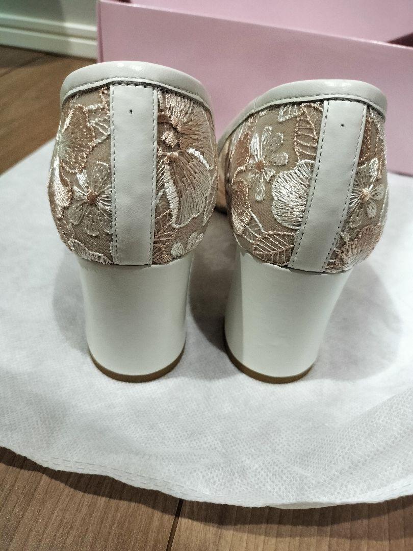 Diana 花柄刺繍 ポインテッドトゥパンプス