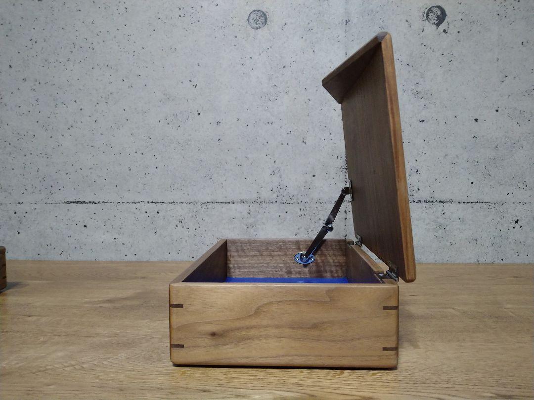 ウォールナット無垢材で作ったアクセサリーケース