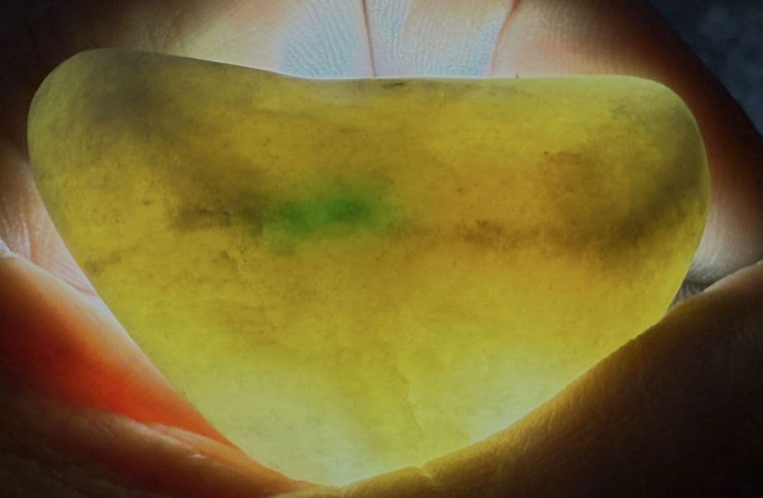 糸魚川 姫川産 ヒスイ 原石 三角形 53.5g 糸魚川 姫川産 ヒスイ 原石 三角形 53.5g