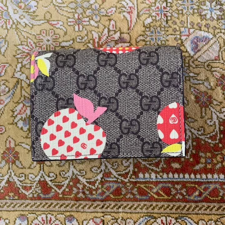 新入荷!!【日本未発売】 【新品】グッチGGキャンバス　2つ折り財布　アップル　りんご 【TMF2070832005】(19500円)