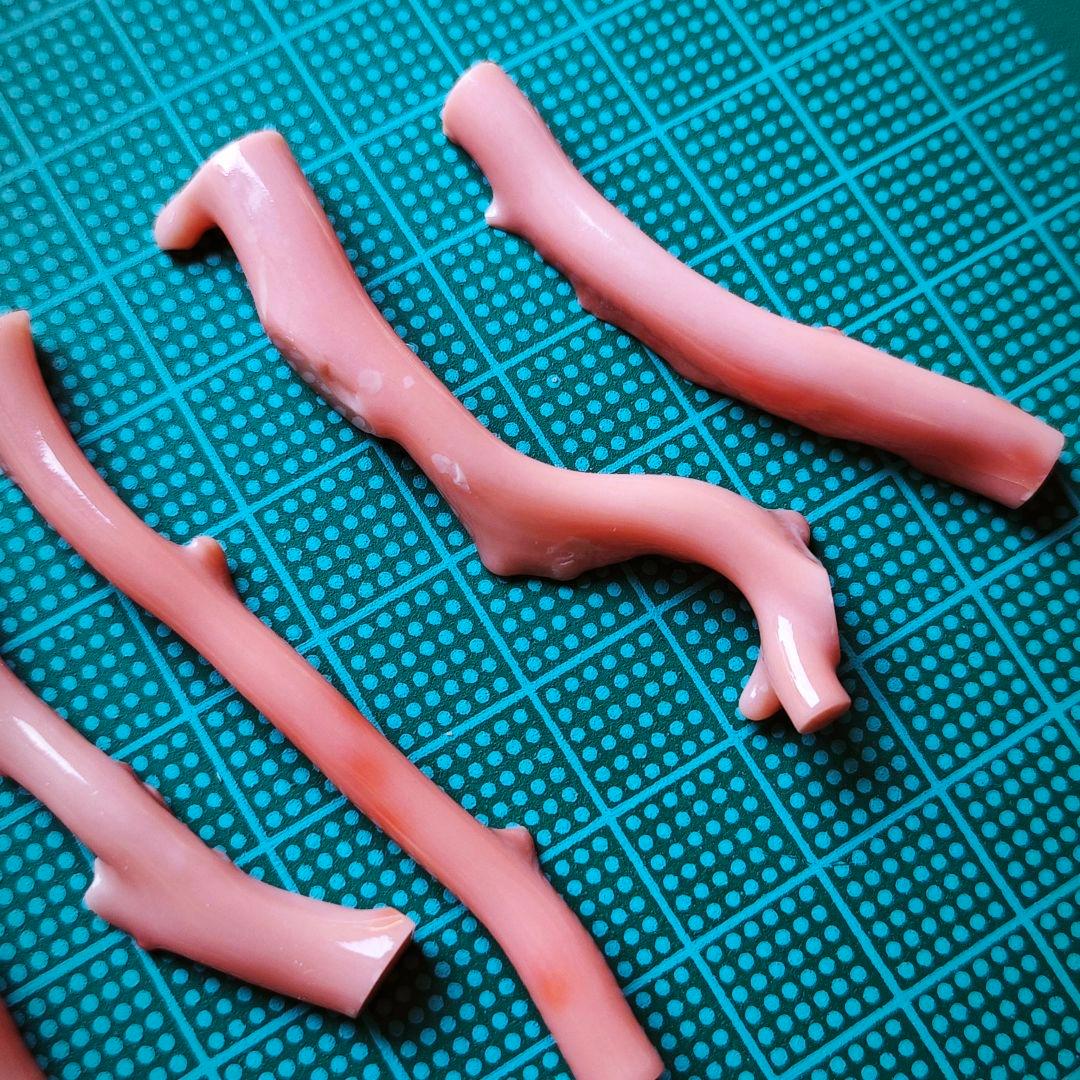  サンゴ パーツ 穴あり 6点 ビーズ アクセサリー道具 材料 手芸素材 材料