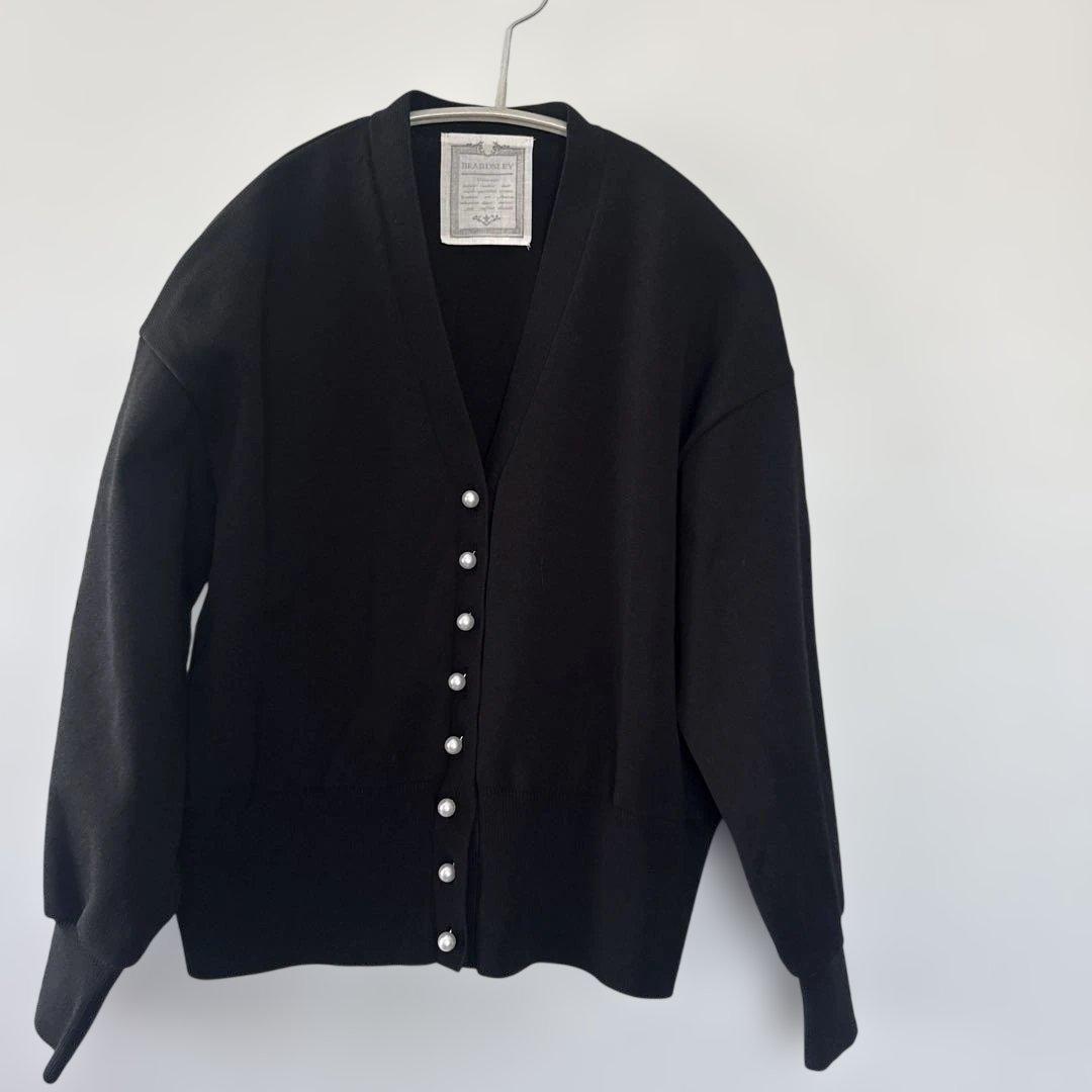 未使用　BEARDSLEY パールボタンカーディガン　BLACK FREE BEARDSLEY パール風ボタンブラックカーディガン サイズF - メルカリ