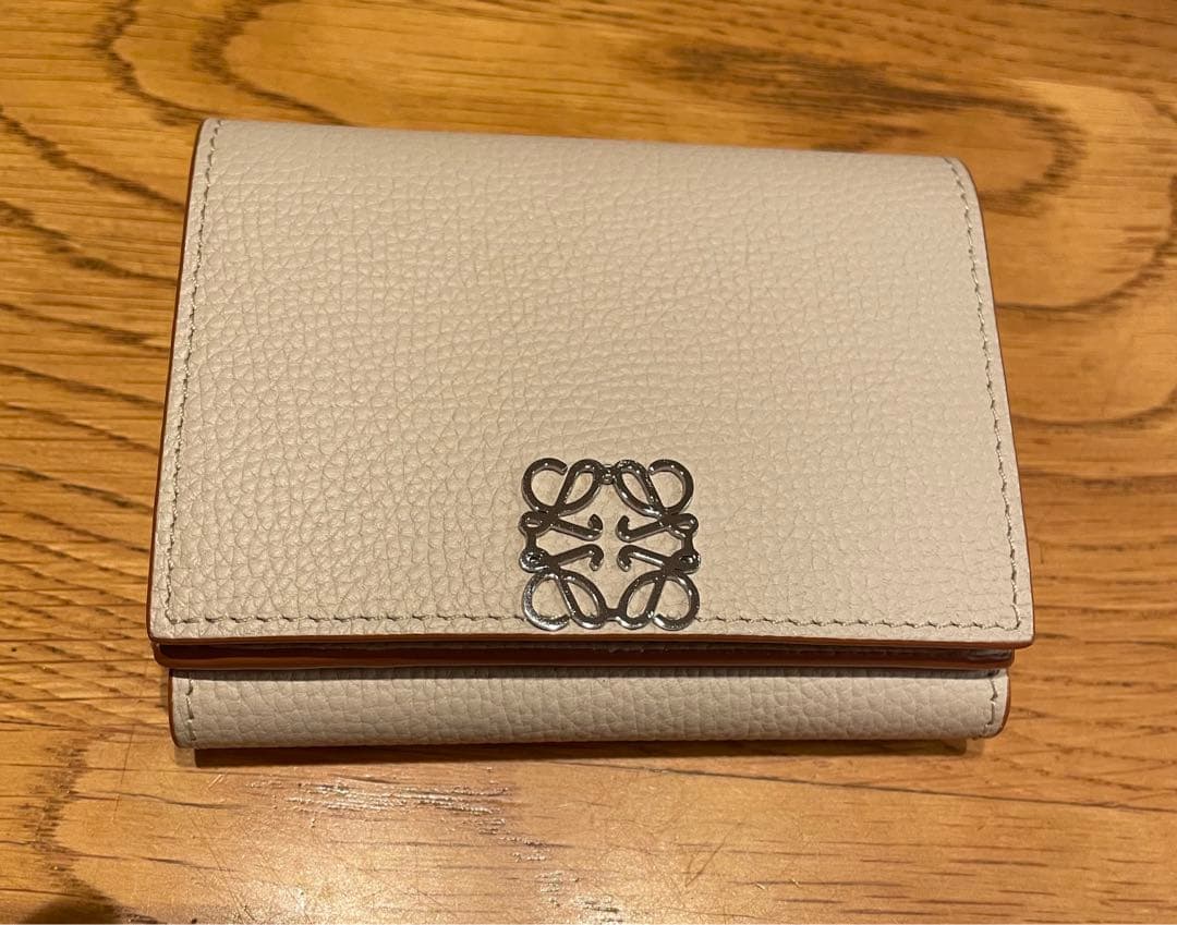 ロエベ トライフォールド アナグラム ウォレット 三つ折り財布 ライトゴースト