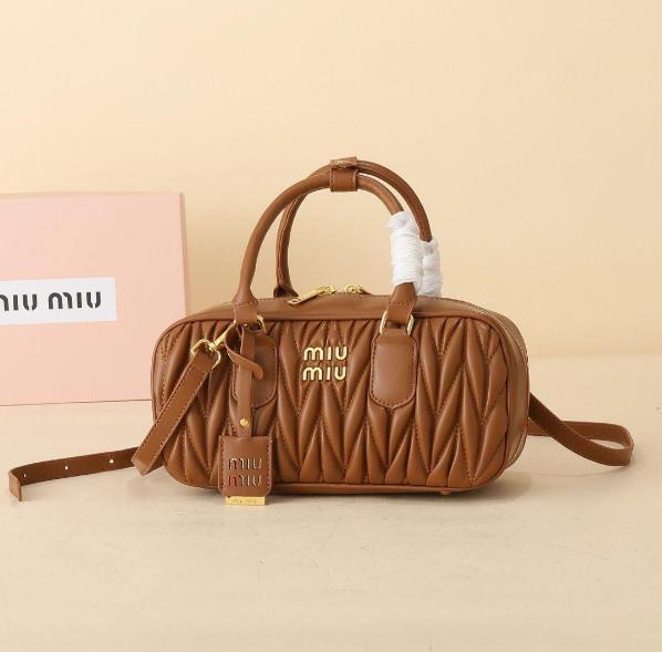 MIUMIU ミュウミュウ ショルダ-バック 14,900円