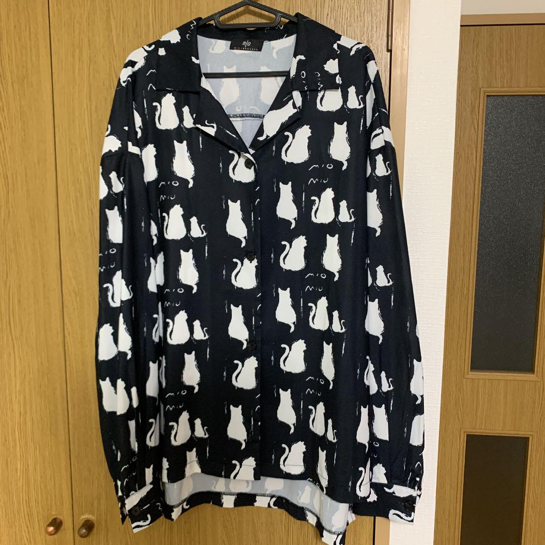 mio みきおだ 猫柄シャツ