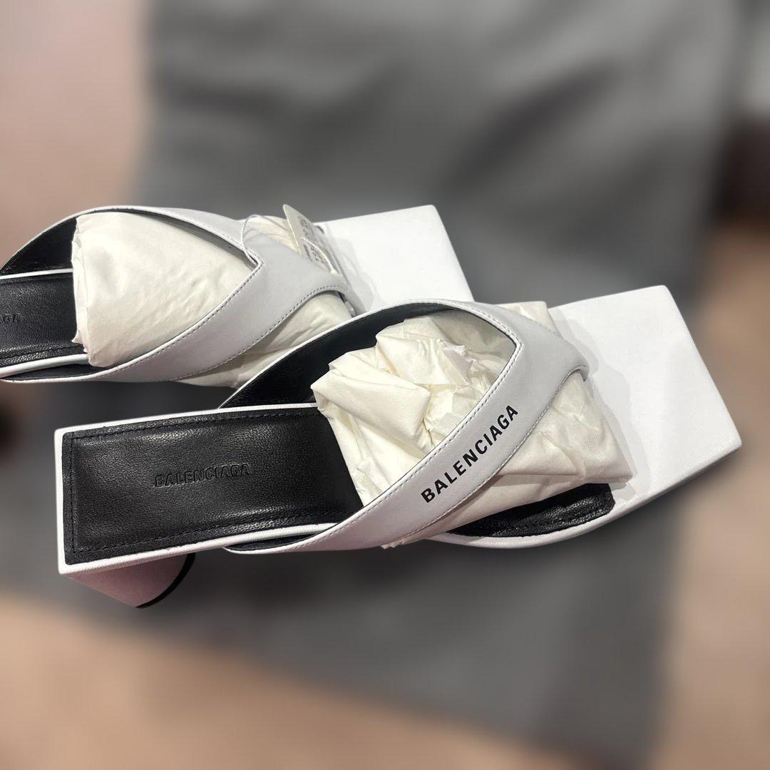 BALENCIAGA ホワイト フラットサンダル - メルカリ