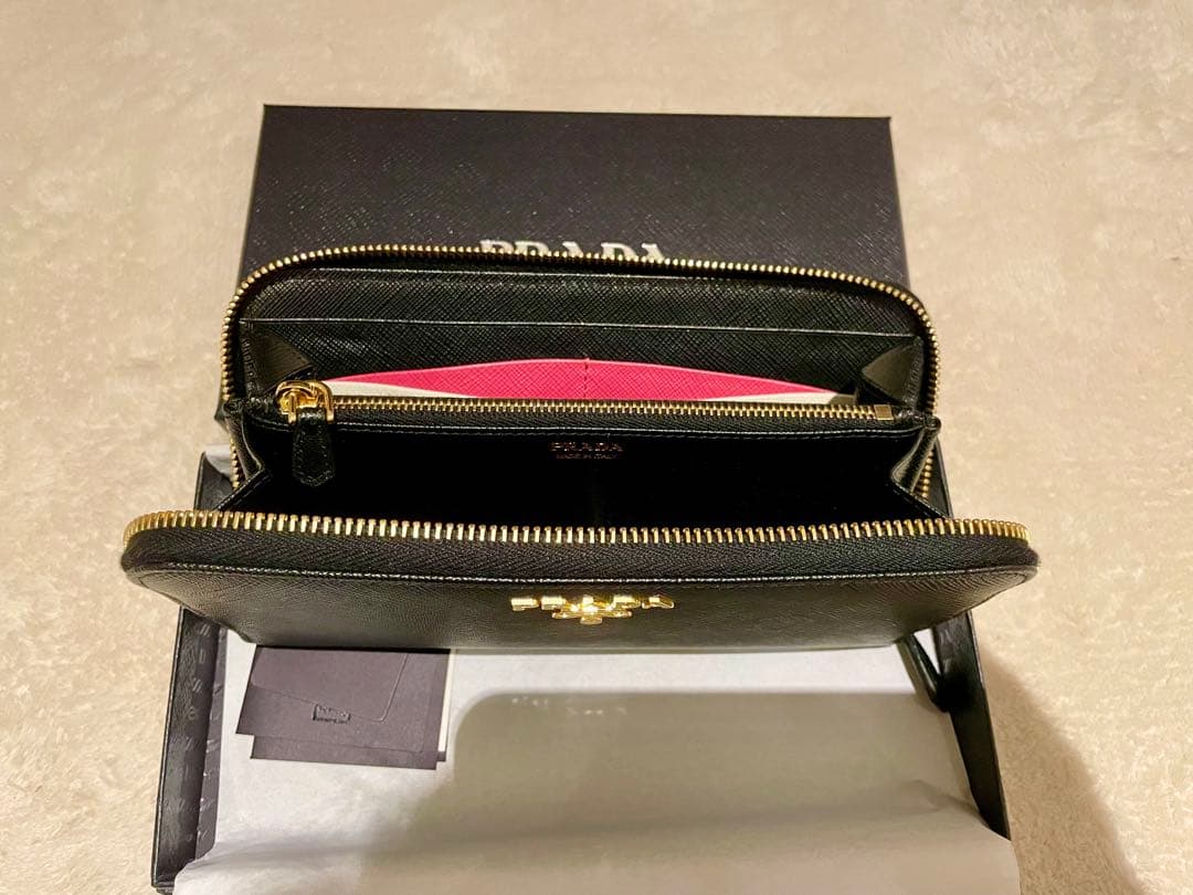 PRADA 新品 ブラックレザー長財布　レディース