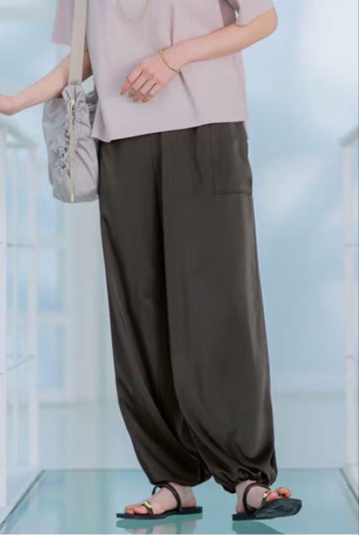 23区　スムースサテンパラシュートパンツ