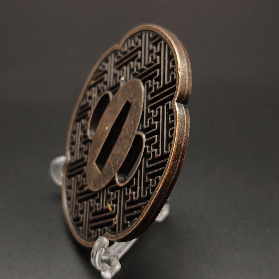 武具　刀剣　鍔　骨董　唐草の図 GK 日本刀装具 刀鍔 唐草の図 黒色 合金製 刀剣美術 - メルカリ