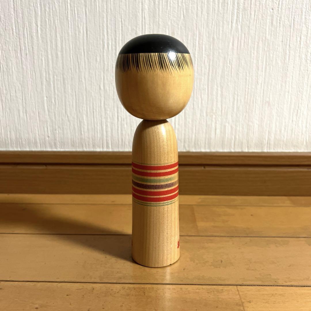 伝統的な木製こけし オレンジと黒のデザイン 工芸品｜こけし