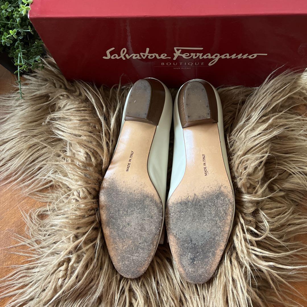 Salvatore Ferragamo アイボリー シューズVARA 61/2
