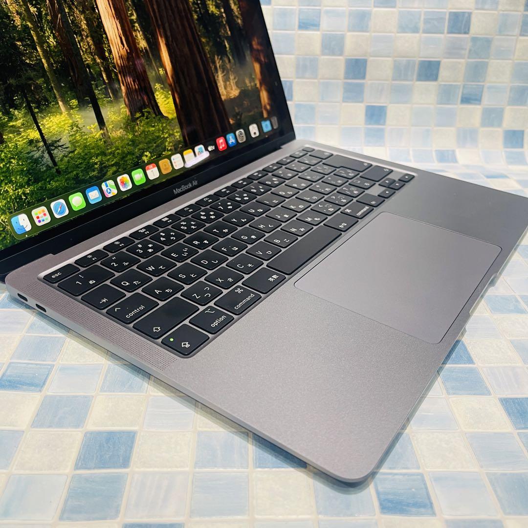 ● MacBook