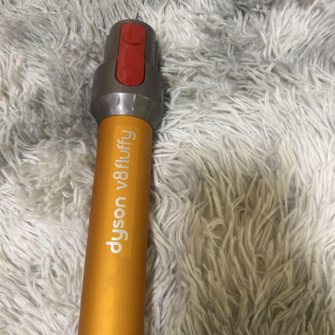 Dyson V8 Fluffy スティッククリーナー本体（ジャンク品） Dyson V8スティッククリーナー 本体と付属品と専用袋付き