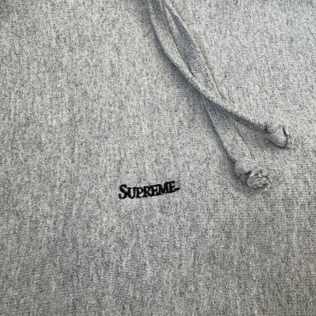 Supreme センター刺繍 マイクロロゴ入り パーカー
