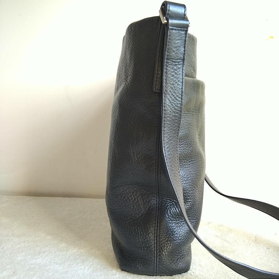 極美品　ヒロフ　ショルダーバッグ　2way　Hロゴ　A4可　レザー　ブラック