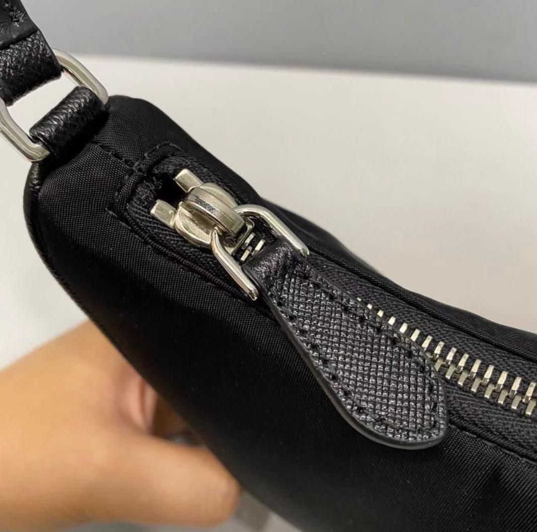 PRADA ブラック ショルダーバッグ