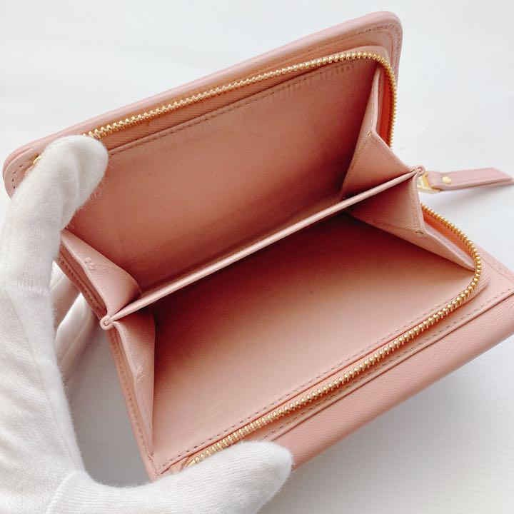 ミュウミュウ 折り財布　マテラッセ ピンクベージュ　ゴールドロゴ金具 ミュウミュウ 折り財布 マテラッセ レザー ラウンドファスナー