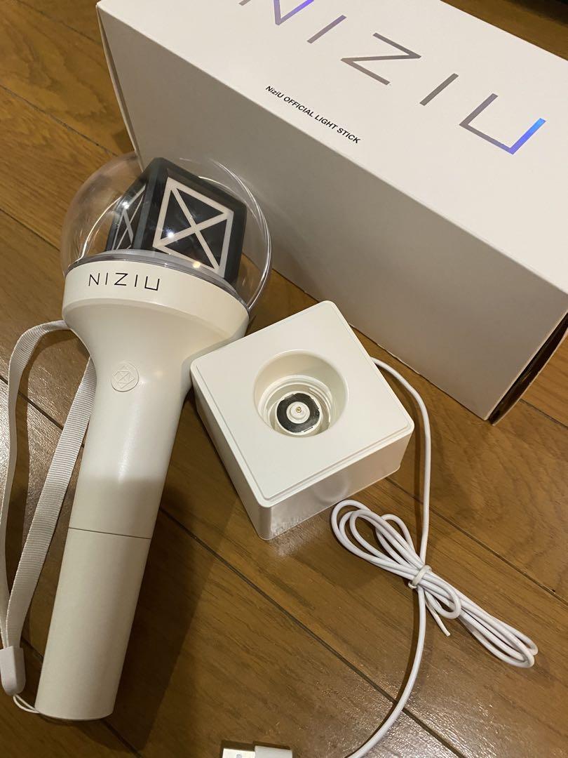 NiziU公式ペンライト 充電スタンド＋カバー付き NIZIU ペンライト 充電スタンド付き - アイドル新 モデル