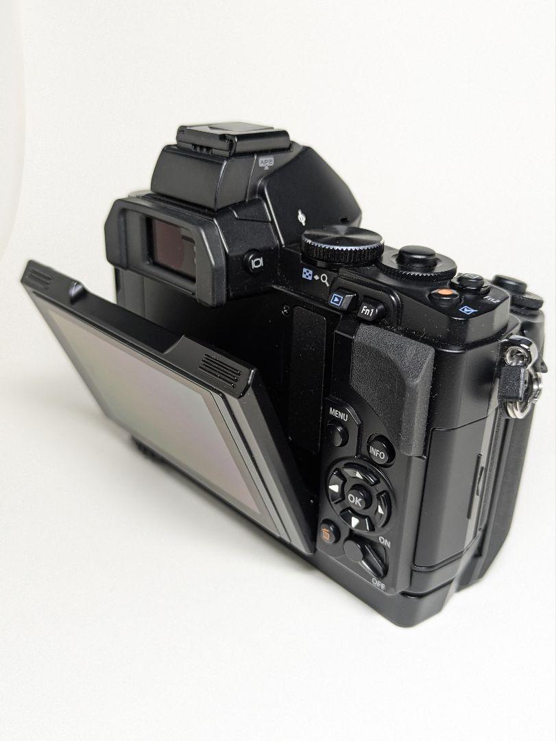【超美品 シャッター回数1652回】オリンパス　OM-D E-M5 グリップ付き
