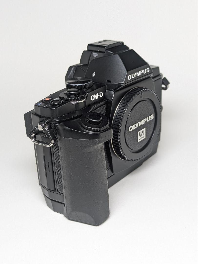 【超美品 シャッター回数1652回】オリンパス　OM-D E-M5 グリップ付き
