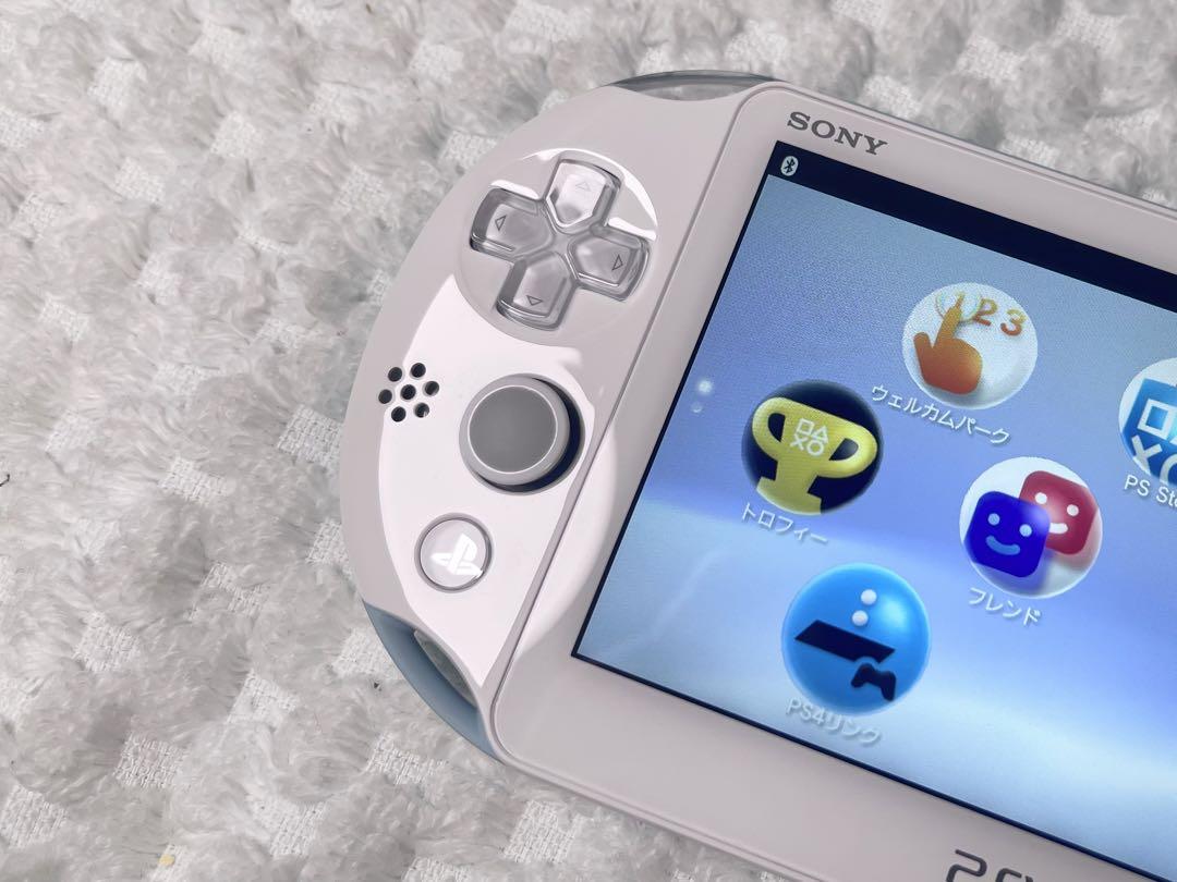 PlayStation Vita 2000 ライトブルーホワイト 本体 極美品