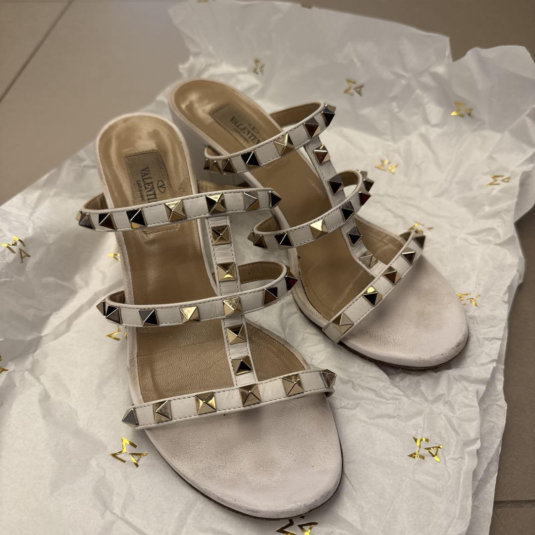 Valentino スタッズ付き黒サンダル