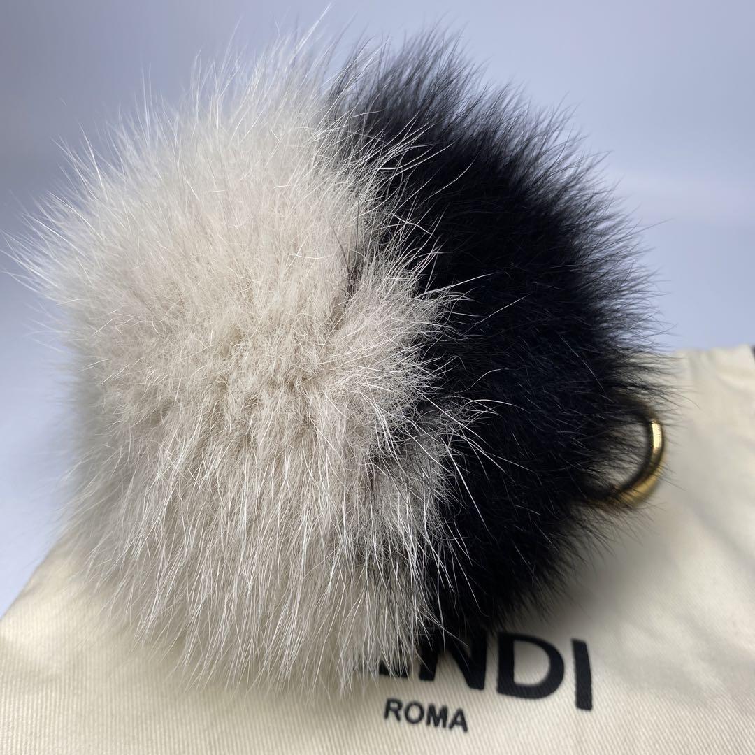 A1415D1 FENDI ファーチャーム モフモフ 白黒 - メルカリ