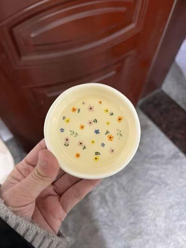 花柄のクリーム色の陶器皿