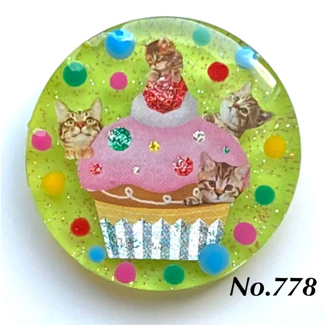 いちごのカップケーキであそぶ猫ちゃんたち レジンハンドメイドヘアゴムno 778 Mybestnewproducts