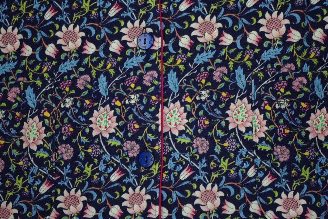 【新品】V&A ヴィクトリア＆アルバート　定番『いちご泥棒』秋冬物パジャマ（M)