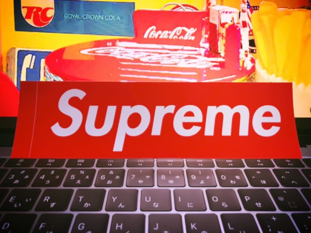 メルカリ 新品 未使用 大人気supreme ステッカー 小物 390 中古や未使用のフリマ