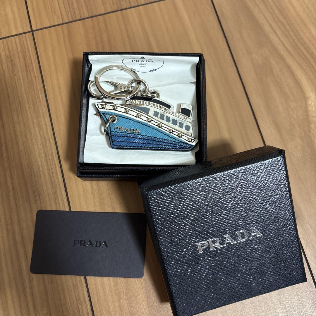 PRADA 船型キーホルダー
