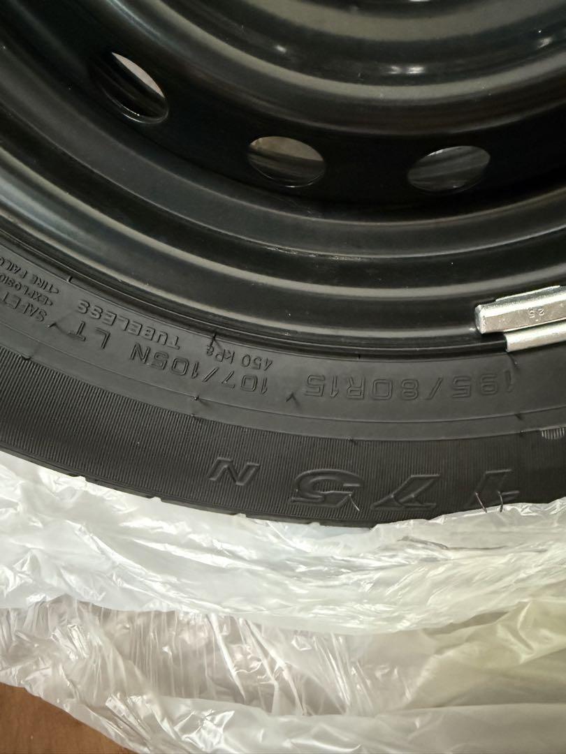 ハイエース　純正タイヤ4本　新車はずし品